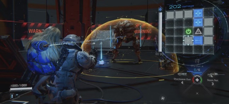 Interfaz de combate y pirateo enfrentando a un robot enemigo