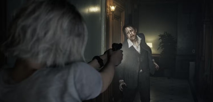 Grace apunta con su arma a un hombre amenazante