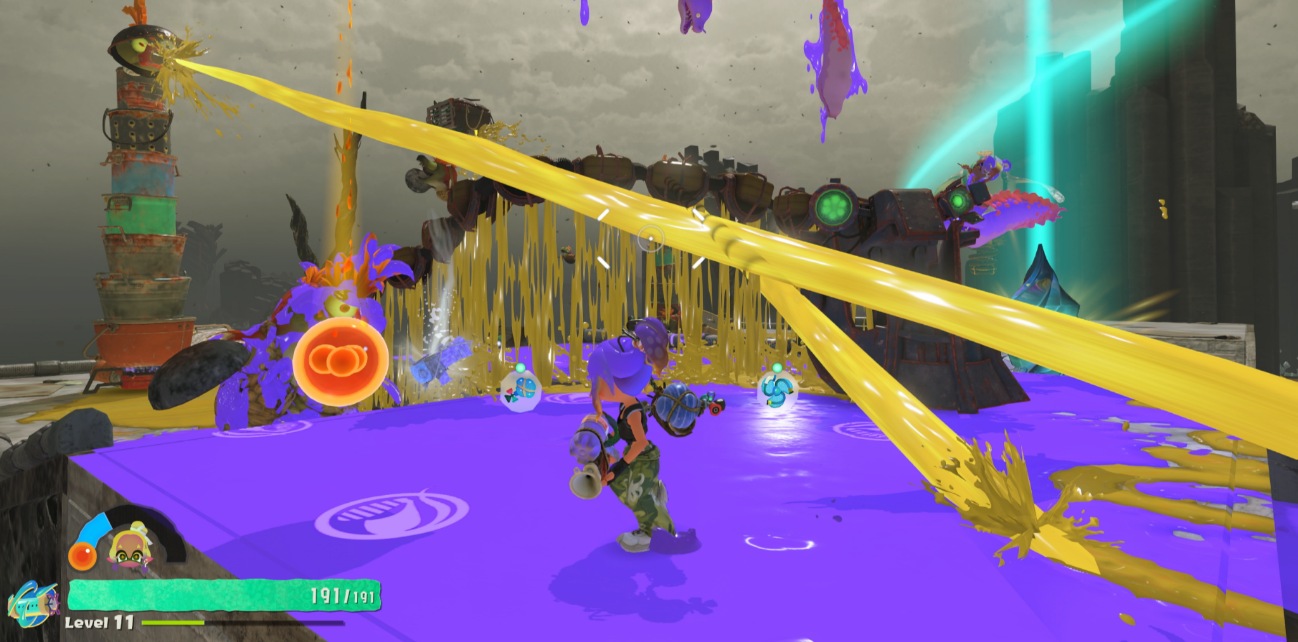 Una batalla de Splatoon Raiders con tinta violeta en el suelo y ataques amarillos de los enemigos